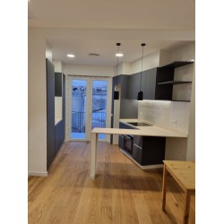 Cocina Office con suelo de madera natural integrado en el salón